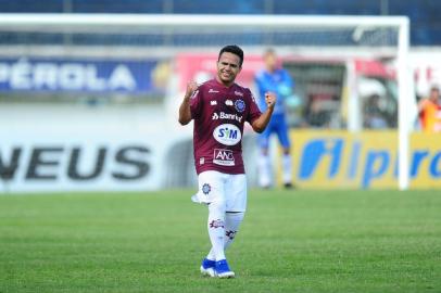 CAXIAS DO SUL, RS, BRASIL, 02/02/2020. SER Caxias x Brasil-Pel, jogo válido pela quarta rodada do Campeonato Gaúcho (Gauchão 2020), Taça Cel. Ewaldo Poeta. Relizado no estádio Centenário. Comemoração do gol do Caxias marcado pelo lateral Ivan, em cobrança de falta. (Porthus Junior/Agência RBS)<!-- NICAID(14406457) -->