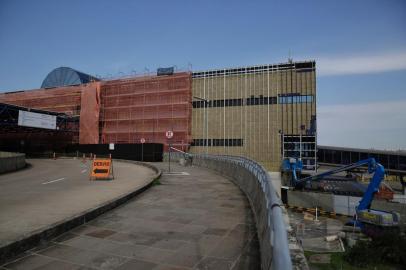  PORTO ALEGRE, RS, BRASIL, 18-08-2020: Obra de remodelação da fachada do Aeroporto Internacional Salgado Filho. Colocação de paineis de fibrocimento, um acabamento ventilado que torna desnecessário remover o revestimento anterior, para que a fachada fique adaptada à nova construção que ampliou o terminal. (Foto: Mateus Bruxel / Agência RBS)Indexador: Mateus Bruxel<!-- NICAID(14570857) -->