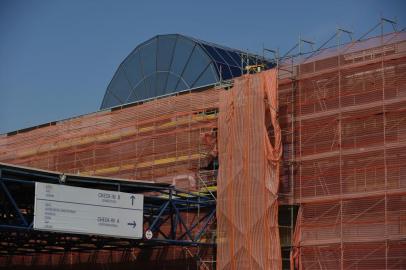  PORTO ALEGRE, RS, BRASIL, 18-08-2020: Obra de remodelação da fachada do Aeroporto Internacional Salgado Filho. Colocação de paineis de fibrocimento, um acabamento ventilado que torna desnecessário remover o revestimento anterior, para que a fachada fique adaptada à nova construção que ampliou o terminal. (Foto: Mateus Bruxel / Agência RBS)Indexador: Mateus Bruxel<!-- NICAID(14570858) -->