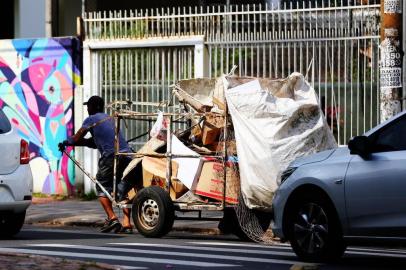  PORTO ALEGRE, RS, BRASIL, 18-08-2020: Carrinheiros catadores de lixo, terão circulação proibida por lei da Prefeitura de Porto Alegre (FOTO FÉLIX ZUCCO/AGÊNCIA RBS, Editoria de Porto Alegre).<!-- NICAID(14570801) -->