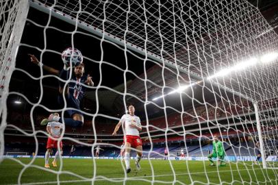  Paris Saint-Germains Brazilian forward Neymar kick the ball after Paris Saint-Germains Spanish defender Juan Bernat (unseen)  scored his teams third goal during the UEFA Champions League semi-final football match between Leipzig and Paris Saint-Germain at the Luz stadium in Lisbon on August 18, 2020. (Photo by Manu Fernandez / POOL / AFP)Editoria: SPOLocal: LisbonIndexador: MANU FERNANDEZSecao: soccerFonte: POOLFotógrafo: STR<!-- NICAID(14571130) -->