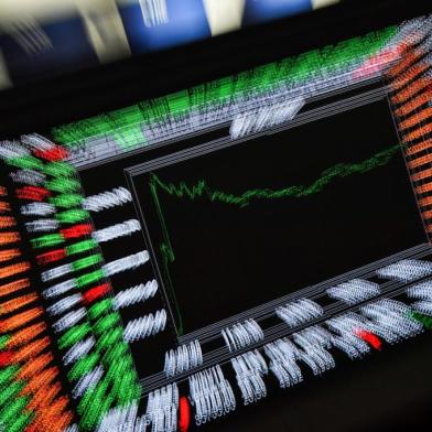 (FILES) In this file picture taken on October 8, 2018 the index chart is seen on an electronic board, at the Sao Paulo Stock Exchange (B3), in Sao Paulo, Brazil. - The Brazilian economy slowed in President Jair Bolsonaro's first year in office, according to official data released on March 4, 2020, disappointing news for markets that had bet on the far-right leader to engineer an economic take-off. (Photo by Nelson ALMEIDA / AFP)<!-- NICAID(14449102) -->