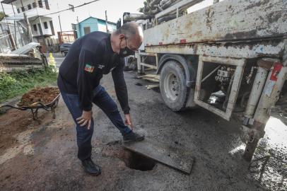  PORTO ALEGRE, RS, BRASIL, 05/08/2020- Túnel construído para fuga do Presídio Central, enfim, será fechado. Buraco foi aberto em 2017 e descoberta evitou o que poderia resultar na maior fuga da história da cadeia. Na foto: Arquiteto, Renato Martins de Oliveira  Foto: Isadora Neumann /Agencia RBSIndexador: ISADORA NEUMANN<!-- NICAID(14571101) -->