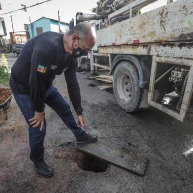  PORTO ALEGRE, RS, BRASIL, 05/08/2020- Túnel construído para fuga do Presídio Central, enfim, será fechado. Buraco foi aberto em 2017 e descoberta evitou o que poderia resultar na maior fuga da história da cadeia. Na foto: Arquiteto, Renato Martins de Oliveira  Foto: Isadora Neumann /Agencia RBSIndexador: ISADORA NEUMANN<!-- NICAID(14571101) -->