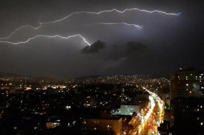  Morador de Porto Alegre registra tempestade de raios na noite desta terça-feira (18)<!-- NICAID(14571234) -->