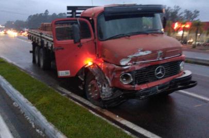 Mulher morre em acidente entre carro e caminhão na RS-122, em Bom Princípio<!-- NICAID(14571295) -->