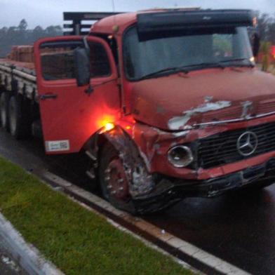 Mulher morre em acidente entre carro e caminhão na RS-122, em Bom Princípio<!-- NICAID(14571295) -->