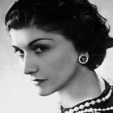 Escrita por Justine Picardie, biografia Coco Chanel, a Lenda e a Vida traz à tona uma Chanel pouco conhecida por meio de material inédito do arquivo pessoal da estilista.<!-- NICAID(8288845) -->