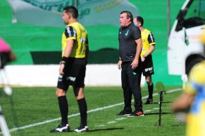 CAXIAS DO SUL, RS, BRASIL, 23/07/2020. Juventude x Caxias, clássico Ca-Ju 284, jogo válido pela quarta rodada da Taça Francisco Novelletto Neto, segundo turno do Campeonato Gaúcho (Gauchão 2020). Realizado no estádio Alfredo Jaconi. O campeonato retorna após quatro meses parado devido a pandemia do coronavírus. Na foto, técnico Pintado, do Juventude. (Porthus Junior/Agência RBS)<!-- NICAID(14551614) -->