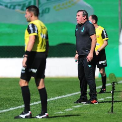 CAXIAS DO SUL, RS, BRASIL, 23/07/2020. Juventude x Caxias, clássico Ca-Ju 284, jogo válido pela quarta rodada da Taça Francisco Novelletto Neto, segundo turno do Campeonato Gaúcho (Gauchão 2020). Realizado no estádio Alfredo Jaconi. O campeonato retorna após quatro meses parado devido a pandemia do coronavírus. Na foto, técnico Pintado, do Juventude. (Porthus Junior/Agência RBS)<!-- NICAID(14551614) -->