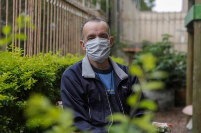  PORTO ALEGRE, RS, BRASIL,19/08/2020- Roberto Carlos Bernardi, 52, está aguardando um transplante de coração. Ele é de Sananduva e está desde março na pousada da VIAVIDA com a esposa Elaine, 47. Foto: Isadora Neumann  / Agencia RBSIndexador: ISADORA NEUMANN<!-- NICAID(14571711) -->