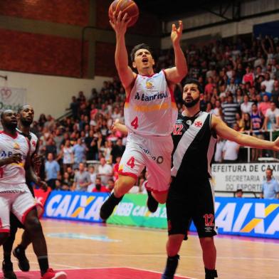  CAXIAS DO SUL, RS, BRASIL, 10/01/2018. Caxias do Sul Basquete x Vasco, jogo válido pelo NBB10 e realizado no ginásio do Vascão, em Caxias do Sul. (Porthus Junior/Agência RBS)<!-- NICAID(13360754) -->