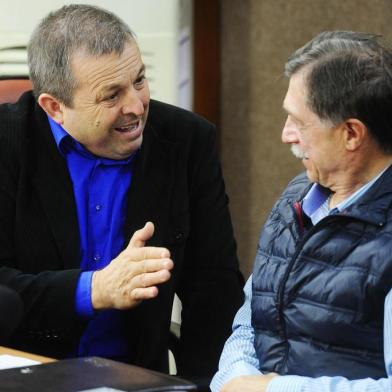  CAXIAS DO SUL, RS, BRASIL, 16/04/2018.  Sessão de julgamento do processo de impeachment do prefeito de Caxias do Sul, Daniel Guerra (PRB), na Câmara de Vereadores. Velocino Uez (PDT) e Adiló Didomenico (PTB). (Diogo Sallaberry/Agência RBS)<!-- NICAID(13504899) -->