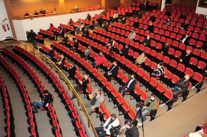  CAXIAS DO SUL, RS, BRASIL, 19/08/2020. Cerca de três meses antes das eleições municipais, o grupo Mobilização por Caxias (MobiCaxias) entregou nas mãos dos pré-candidatos à prefeito um documento com demandas em seis áreas: Educação, Saúde, Planejamento Urbano, Gestão Pública, Turismo e Atração de investimentos. A solenidade ocorreu no Teatro da UCS, na noite de ontem, a partir das 19h, com presença dos pré-candidatos, que respeitaram as regras de isolamento, dispersos pelo teatro. O encontro foi ainda exibido no perfil do YouTube do Mobi Caxias. (Porthus Junior/Agência RBS)<!-- NICAID(14572059) -->