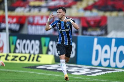 Gremio x FlamengoRS - FUTEBOL/CAMPEONATO BRASILEIRO 2020 /GREMIO X FLAMENGO - ESPORTES - Lance da partida entre Flamengo e Gremio disputada na noite desta quarta-feira, no EstÃ¡dio MaracanÃ£, no Rio de Janeiro, em partida valida pela Campeonato Brasileiro 2020. FOTO: LUCAS UEBEL/GREMIO FBPAEditoria: SPOIndexador: Lucas UebelSecao: futebolFonte: Gremio.netFotógrafo: Gremio x Flamengo<!-- NICAID(14572134) -->