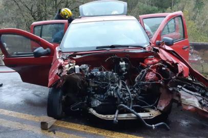 Colisão frontal deixa duas pessoas feridas na BR-116, em Caxias<!-- NICAID(14572342) -->