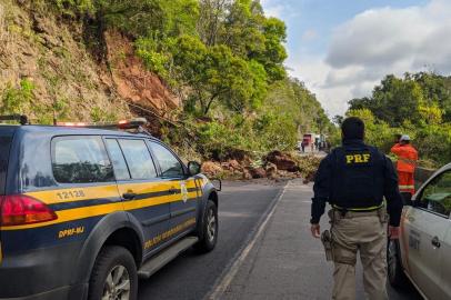 Queda de barreira bloqueia a BR-116, em Campestre da Serra<!-- NICAID(14572347) -->