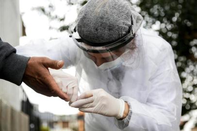  PORTO ALEGRE, RS, BRASIL, 15-08-2020: Pesquisadores realizam testes no bairro Jardim Carvalho em nova fase de estudo sobre prevalência de coronavírus coordenado pela Ufpel. (Foto: Mateus Bruxel / Agência RBS)Indexador: Mateus Bruxel<!-- NICAID(14568898) -->