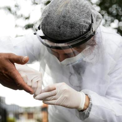  PORTO ALEGRE, RS, BRASIL, 15-08-2020: Pesquisadores realizam testes no bairro Jardim Carvalho em nova fase de estudo sobre prevalência de coronavírus coordenado pela Ufpel. (Foto: Mateus Bruxel / Agência RBS)Indexador: Mateus Bruxel<!-- NICAID(14568898) -->