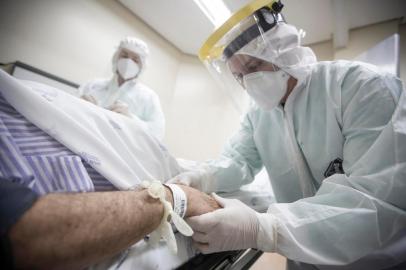  PORTO ALEGRE, RS, BRASIL,17/08/2020 - Como funciona uma emergência exclusiva para COVID-19. Acompanhamos um turno de trabalho na emergência do Pavilhão Pereira Filho, no complexo Hospitalar da Santa Casa, exclusivo para atendimento a pacientes suspeitos de estarem com o vírus Covid-19. Na foto-Wagner Barros, 41 anos, enfermeiro.. Foto: Jefferson Botega / Agencia RBSIndexador: Jefferson Botega<!-- NICAID(14570652) -->