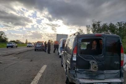 Os motoristas enfrentam congestionamento na BR-290, entre Porto Alegre e Eldorado do Sul. Obras do Departamento Nacional de Infraestrutura de Transportes e acidente geral problemas a quem se desloca rumo ao interior. Foto: Eduardo Paganella/Agência RBS<!-- NICAID(14572913) -->