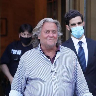  US President Donald Trump's former Chief Strategist Stephen Bannon exits Manhattan Federal Court following his arraignment on fraud charges over allegations that he used money from his group "We Build The Wall" on personal expenses on August 20, 2020, in New York. (Photo by Bryan R. Smith / AFP)Editoria: POLLocal: New YorkIndexador: BRYAN R. SMITHSecao: corporate crimeFonte: AFPFotógrafo: STR<!-- NICAID(14573112) -->