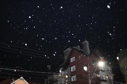  Neve que caiu por volta das 19hs no centro de Canela.<!-- NICAID(14573110) -->