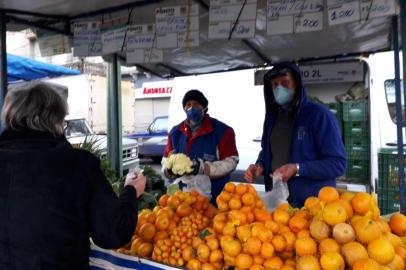 O relógio marcava 6h e o termômetro -2ºC nesta sexta-feira (21) em Caxias do Sul, mas a realidade serviu apenas para animar ainda mais Oscar Pagani, 55 anos. O garçom, que deixou de Chapecó (SC) para morar na Serra Gaúcha em busca de mais frio, já estava fazendo as compras de frutas e hortaliças para o fim de semana na praça Dante Alighieri.<!-- NICAID(14573429) -->