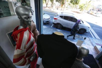  Gravataí, RS, BRASIL ,21/08/2020 Comércio reabre e movimento é discreto em primeiro dia de nova flexibilização em Cachoeirinha e Gravataí. Na foto: loja de roupas em  Gravataí. Foto- Lauro Alves / Agencia RBS<!-- NICAID(14573589) -->