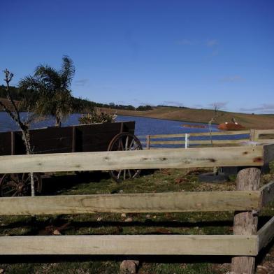  CAMBARÁ DO SUL, RS, BRASIL, 21/08/2020 - Queda de temperatura e expectativa de neve atrai turistas para região dos canions.Em Cambará, na madrugada de sexta feira, termômetro chegou a marcar -7 graus.  (Marcelo Casagrande/Agência RBS)<!-- NICAID(14573482) -->