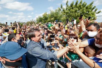 21/08/2020 Entrega do Residencial Mossoró I(Mossoró - RN, 21/08/2020) Presidente da República, Jair Bolsonaro recebe cumprimentos de populares durante sua chegada no Aeroporto Governador Dix-Sept Rosado em Mossoró.Foto: Alan Santos/PR<!-- NICAID(14573678) -->