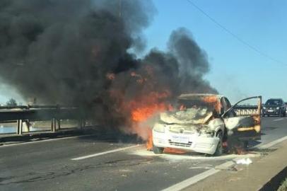 Carro pega fogo na Ponte do Guaíba