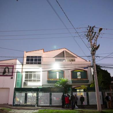  PORTO ALEGRE, RS, BRASIL - O atendimento a moradores de rua com a pandemia e a chegada do frio. Imagens do Albergue Acolher I, na João Simplício número 38. O Albergue atendia apenas a noite, mas teve o contrato estendido para que as pessoas passem também o dia lá. FOTO: JEFFERSON BOTEGA/AGÊNCIA RBSIndexador: Jefferson Botega<!-- NICAID(14538071) -->