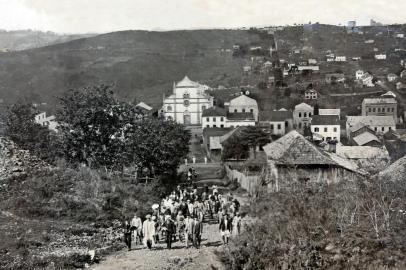  Integrantes da diretoria do Esportivo, e da banda municipal, sobem o morro rumo ao primeiro campo do Esportivo para o pioneiro jogo da história do Clube, disputado em 21 de setembro de 1919, contra o Garibaldi,  cujo resultado foi de 1x1.<!-- NICAID(14573699) -->