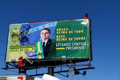 Outdoor de apoio ao presidente Jair Bolsonaro instalado em Caxias, em frente à PRF da BR116<!-- NICAID(14573784) -->