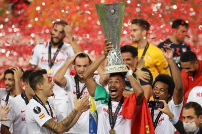  Sevillas Brazilian midfielder Fernando lifts the trophy as he celebrates with teammates after Sevilla won the UEFA Europa League final football match Sevilla v Inter Milan on August 21, 2020 in Cologne, western Germany. (Photo by Lars Baron / POOL / AFP)Editoria: SPOLocal: CologneIndexador: LARS BARONSecao: soccerFonte: POOLFotógrafo: STR<!-- NICAID(14574213) -->