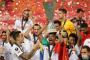  Sevillas Brazilian midfielder Fernando lifts the trophy as he celebrates with teammates after Sevilla won the UEFA Europa League final football match Sevilla v Inter Milan on August 21, 2020 in Cologne, western Germany. (Photo by Lars Baron / POOL / AFP)Editoria: SPOLocal: CologneIndexador: LARS BARONSecao: soccerFonte: POOLFotógrafo: STR<!-- NICAID(14574213) -->