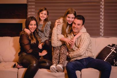 Raquel Magarinos Rizzon e Matheus Vanin Rizzon com as filhas, Martina e Carolina.<!-- NICAID(14573089) -->