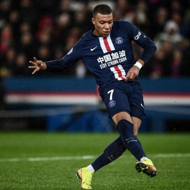  (FILES) In this file photo taken on February 23, 2020 Paris Saint-Germain's French forward Kylian Mbappe shoots and scores a goal during the French L1 football match between Paris Saint-Germain (PSG) and Girondins de Bordeaux at the Parc des Princes stadium in Paris. (Photo by Martin BUREAU / AFP)Editoria: SPOLocal: ParisIndexador: MARTIN BUREAUSecao: soccerFonte: AFPFotógrafo: STF<!-- NICAID(14574080) -->