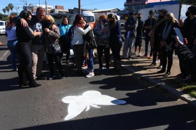  PORTO ALEGRE, RS, BRASIL, 21-08-2020: Homenagem feita pela Fundação Vida Urgente e EPTC, pinta borboleta na Avenida Assis Brasil, onde Thiago Manzoni Gonçalves, de 18 anos, morreu em acidente de trânsito (FOTO FÉLIX ZUCCO/AGÊNCIA RBS, Editoria de Notícias).<!-- NICAID(14573832) -->