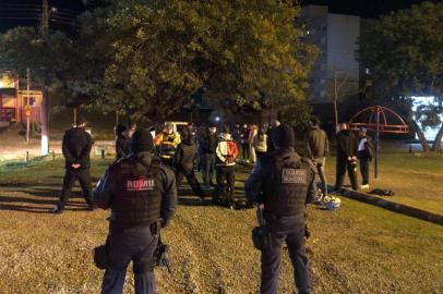 Operação Dispersão: Cerca de 100 pessoas estavam na Praça do Rizzo nesta madrugadaOutro grupo se reuniu em Forqueta e fez fogo em via pública para se aquecerA Prefeitura de Caxias do Sul, por meio da Guarda Municipal, da Fiscalização de Trânsito e da Fiscalização da Secretaria do Urbanismo, promoveu mais uma edição da Operação Dispersão. Da meia-noite às 4h15 deste domingo (23/08) as equipes passaram pelos bairros Planalto, São Leopoldo, Desvio Rizzo e Forqueta.No total foram dispersadas 150 pessoas; destas cerca de 100 estavam na praça do bairro Desvio Rizzo. Outro grupo, estava em via pública em Forqueta, onde fizeram fogo para se aquecer.<!-- NICAID(14574533) -->