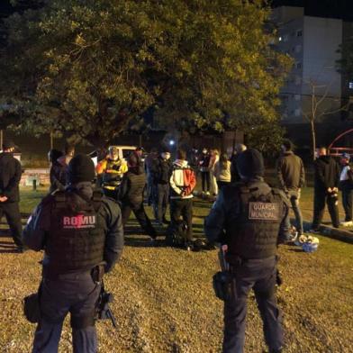 Operação Dispersão: Cerca de 100 pessoas estavam na Praça do Rizzo nesta madrugadaOutro grupo se reuniu em Forqueta e fez fogo em via pública para se aquecerA Prefeitura de Caxias do Sul, por meio da Guarda Municipal, da Fiscalização de Trânsito e da Fiscalização da Secretaria do Urbanismo, promoveu mais uma edição da Operação Dispersão. Da meia-noite às 4h15 deste domingo (23/08) as equipes passaram pelos bairros Planalto, São Leopoldo, Desvio Rizzo e Forqueta.No total foram dispersadas 150 pessoas; destas cerca de 100 estavam na praça do bairro Desvio Rizzo. Outro grupo, estava em via pública em Forqueta, onde fizeram fogo para se aquecer.<!-- NICAID(14574533) -->