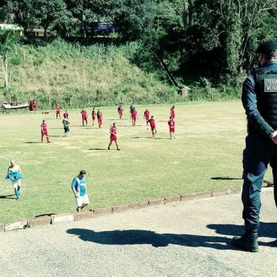  Guarda Municipal de Caxias encerrou um jogo de futebol amador neste domingo.<!-- NICAID(14574575) -->