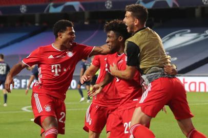  Bayern Munichs French forward Kingsley Coman (C)  celebrates scoring the opening goal with his teammates during the UEFA Champions League final football match between Paris Saint-Germain and Bayern Munich at the Luz stadium in Lisbon on August 23, 2020. (Photo by Miguel A. Lopes / POOL / AFP)Editoria: SPOLocal: LisbonIndexador: MIGUEL A. LOPESSecao: soccerFonte: POOLFotógrafo: STR<!-- NICAID(14574664) -->