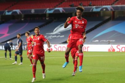  Bayern Munichs French forward Kingsley Coman (R) celebrates scoring the opening goal with his teammates during the UEFA Champions League final football match between Paris Saint-Germain and Bayern Munich at the Luz stadium in Lisbon on August 23, 2020. (Photo by Miguel A. Lopes / POOL / AFP)Editoria: SPOLocal: LisbonIndexador: MIGUEL A. LOPESSecao: soccerFonte: POOLFotógrafo: STR<!-- NICAID(14574750) -->