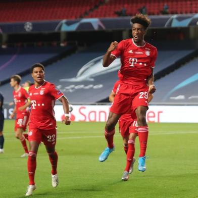  Bayern Munichs French forward Kingsley Coman (R) celebrates scoring the opening goal with his teammates during the UEFA Champions League final football match between Paris Saint-Germain and Bayern Munich at the Luz stadium in Lisbon on August 23, 2020. (Photo by Miguel A. Lopes / POOL / AFP)Editoria: SPOLocal: LisbonIndexador: MIGUEL A. LOPESSecao: soccerFonte: POOLFotógrafo: STR<!-- NICAID(14574750) -->