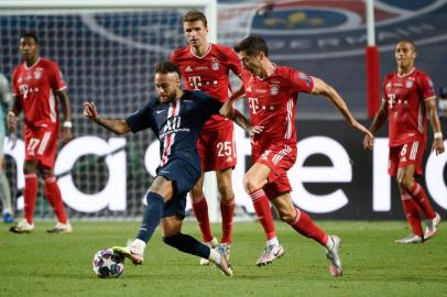  Bayern Munichs Polish forward Robert Lewandowski (R) and Paris Saint-Germains Brazilian forward Neymar vie for the ball during the UEFA Champions League final football match between Paris Saint-Germain and Bayern Munich at the Luz stadium in Lisbon on August 23, 2020. (Photo by LLUIS GENE / POOL / AFP)Editoria: SPOLocal: LisbonIndexador: LLUIS GENESecao: soccerFonte: POOLFotógrafo: STF<!-- NICAID(14574756) -->