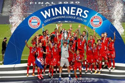  Bayern Munichs German goalkeeper Manuel Neuer raises the European Champion Clubs Cup during the trophy ceremony after winning at the end of the UEFA Champions League final football match between Paris Saint-Germain and Bayern Munich at the Luz stadium in Lisbon on August 23, 2020. (Photo by MATTHEW CHILDS / POOL / AFP)Editoria: SPOLocal: LisbonIndexador: MATTHEW CHILDSSecao: soccerFonte: POOLFotógrafo: STR<!-- NICAID(14574763) -->