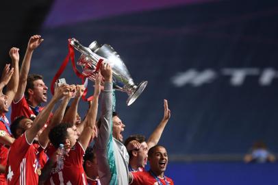  Bayern Munichs German goalkeeper Manuel Neuer (C) and teammates celebrate with the trophy after winning the UEFA Champions League final football match between Paris Saint-Germain and Bayern Munich at the Luz stadium in Lisbon on August 23, 2020. (Photo by David Ramos / POOL / AFP)Editoria: SPOLocal: LisbonIndexador: DAVID RAMOSSecao: soccerFonte: POOLFotógrafo: STR<!-- NICAID(14574769) -->