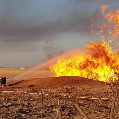  A handout picture released by the official Syrian Arab News Agency (SANA) early on August 24, 2020, shows Syrian firefighters putting out a burning pipeline between the areas of Adra and al-Dhamir in the Damascus area. - A suspected attack on a pipeline in Syria caused a nationwide blackout overnight, the state news agency quoted authorities as saying. (Photo by - / SANA / AFP) / == RESTRICTED TO EDITORIAL USE - MANDATORY CREDIT AFP PHOTO / HO / SANA - NO MARKETING NO ADVERTISING CAMPAIGNS - DISTRIBUTED AS A SERVICE TO CLIENTS ==Editoria: WARLocal: DamascusIndexador: -Secao: conflict (general)Fonte: SANAFotógrafo: Handout<!-- NICAID(14574901) -->